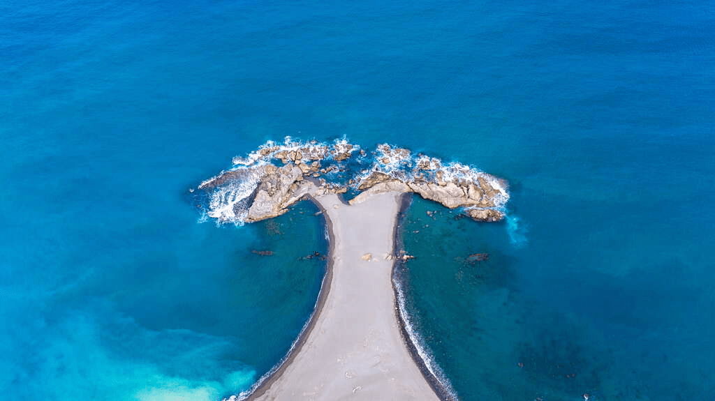 在台東東河金樽漁港看海與衝浪，感受東海岸最自由也最迷人的海岸節奏