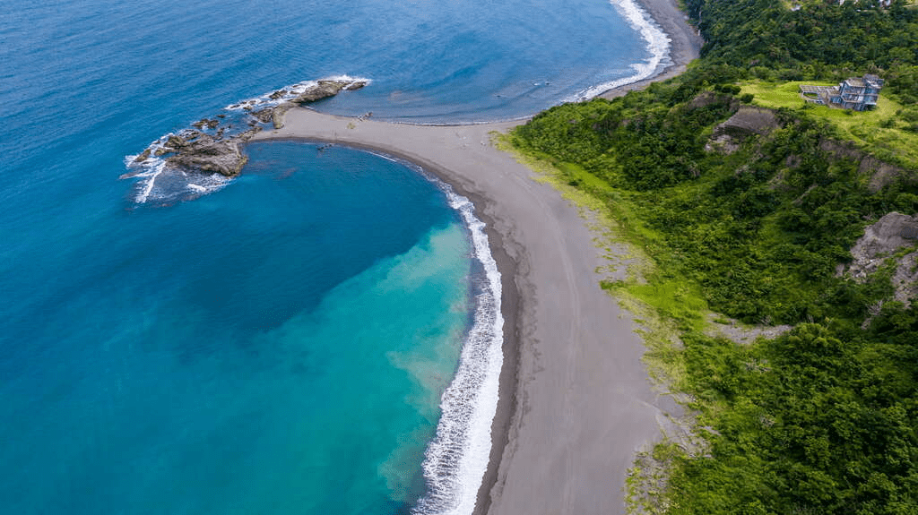 在台東東河金樽漁港看海與衝浪，感受東海岸最自由也最迷人的海岸節奏