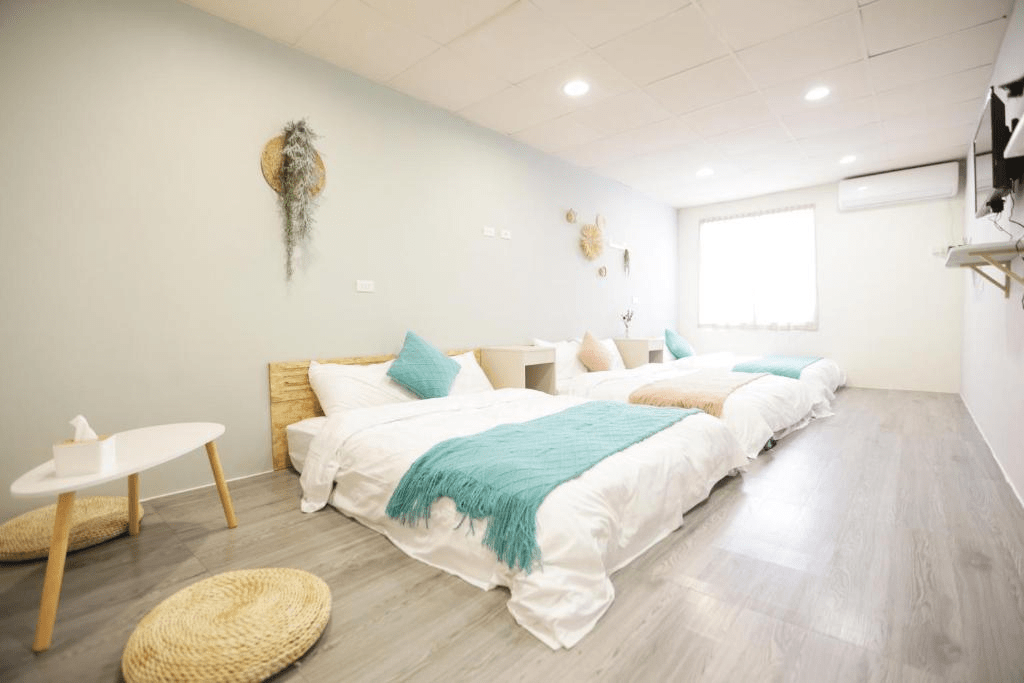 沿著海風騎進綠島小島聚落，慢慢找到面海而眠的民宿與綠島住宿風景