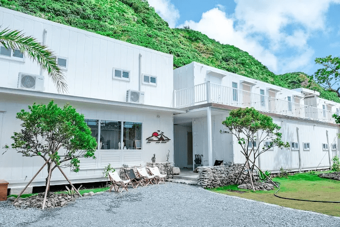 沿著海風騎進綠島小島聚落，慢慢找到面海而眠的民宿與綠島住宿風景