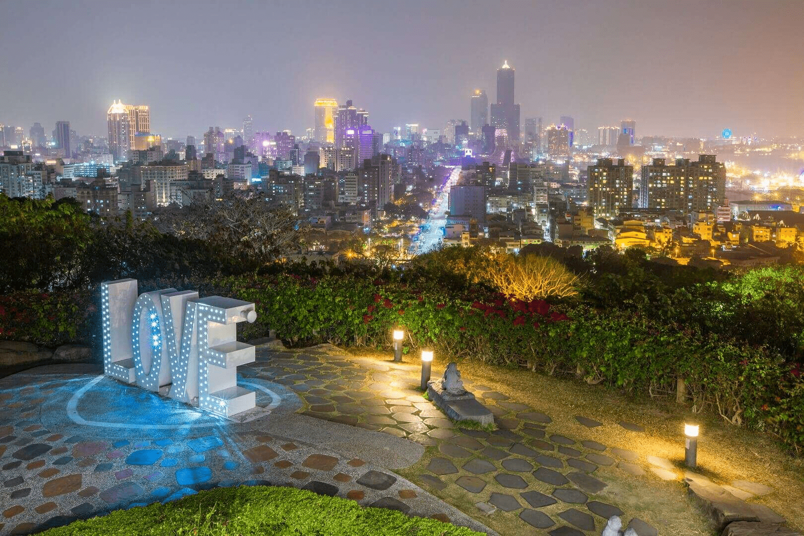 走進高雄鼓山的一日山海旅行，從內惟埤文化園區草地開始，最後在西子灣看夕陽