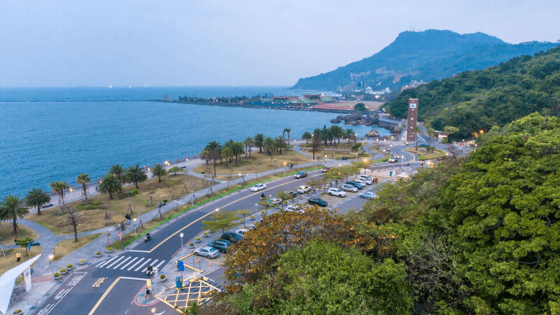 走進高雄鼓山的一日山海旅行，從內惟埤文化園區草地開始，最後在西子灣看夕陽