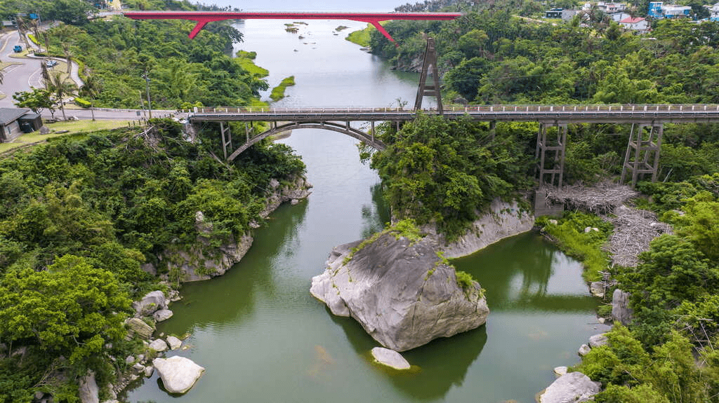 從東河橋轉進台東泰源幽谷山谷，在溪流與山壁光影之間遇見安靜風景