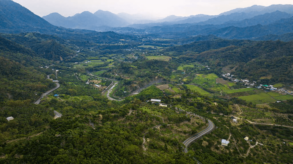 從東河橋轉進台東泰源幽谷山谷，在溪流與山壁光影之間遇見安靜風景