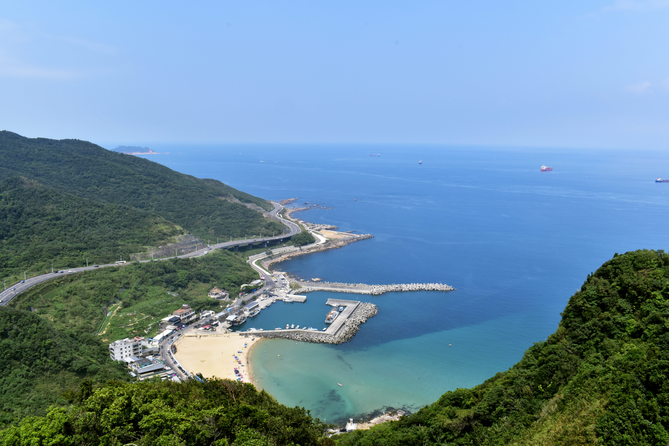 傍晚走進基隆外木山海岸散步，看夕陽與海浪在濱海公路慢慢鋪開