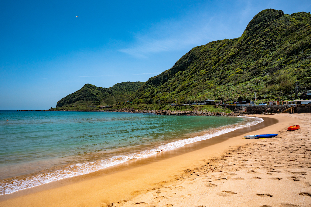 傍晚走進基隆外木山海岸散步，看夕陽與海浪在濱海公路慢慢鋪開