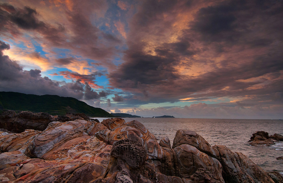 傍晚走進基隆外木山海岸散步，看夕陽與海浪在濱海公路慢慢鋪開