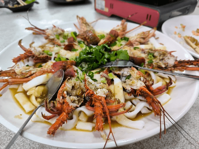 午後沿著新北野柳海岸散步到望海亭海鮮餐廳，坐下來吃一桌剛上岸的海鮮