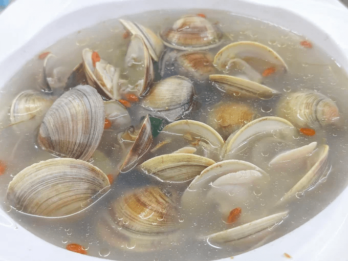 午後沿著新北野柳海岸散步到望海亭海鮮餐廳，坐下來吃一桌剛上岸的海鮮