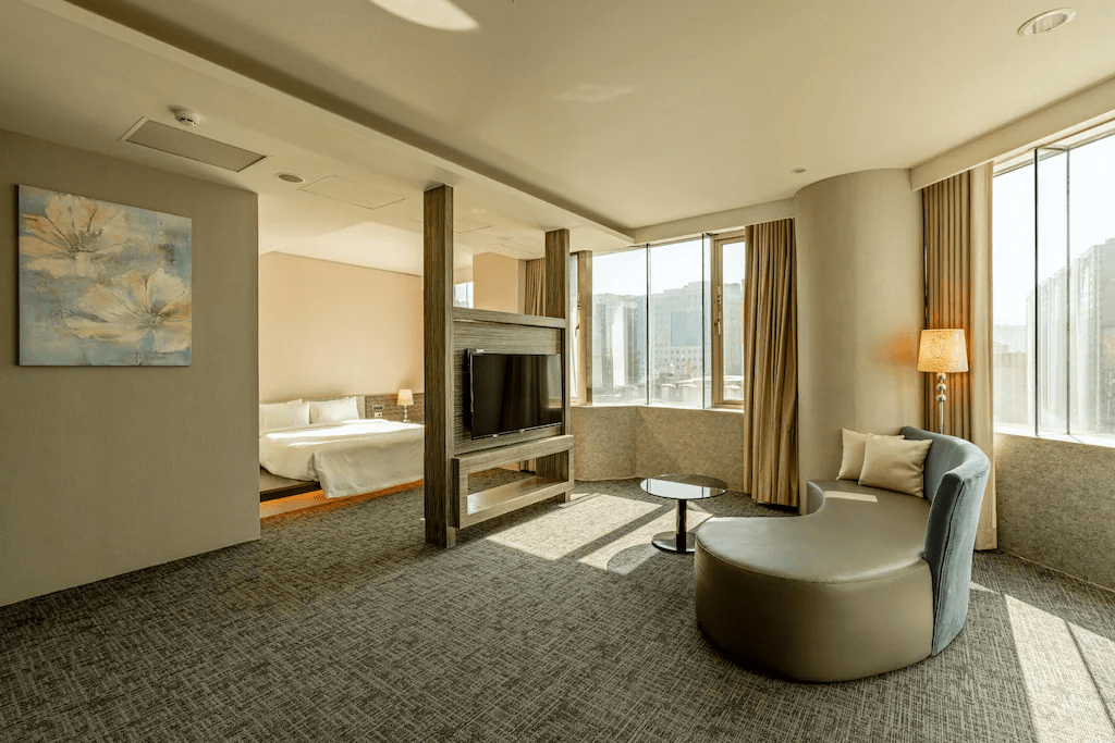 規劃新北旅行時順著河岸與街區找住宿，板橋到淡水每一晚都有不同風景