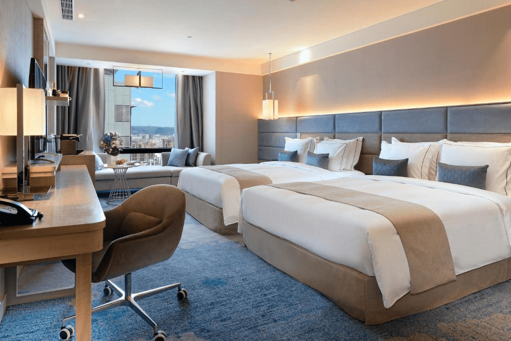 規劃新北旅行時順著河岸與街區找住宿，板橋到淡水每一晚都有不同風景