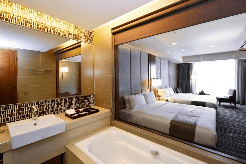 規劃新北旅行時順著河岸與街區找住宿，板橋到淡水每一晚都有不同風景