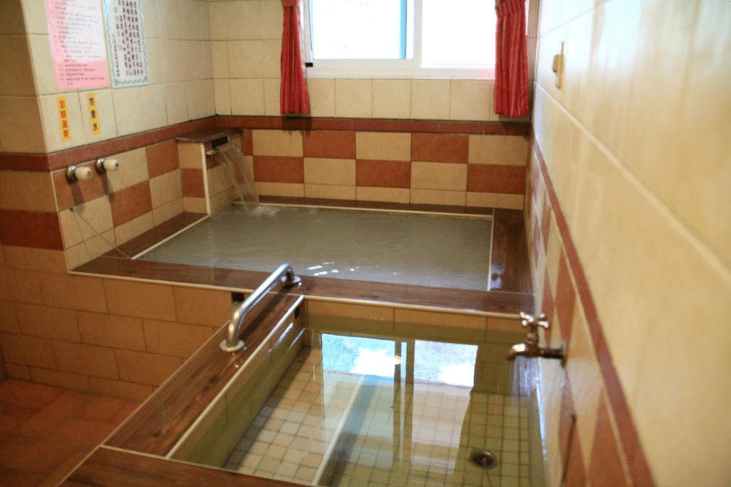 走進台南關子嶺溫泉泡一池灰色泥漿湯，再找間山中旅宿靜靜住一晚