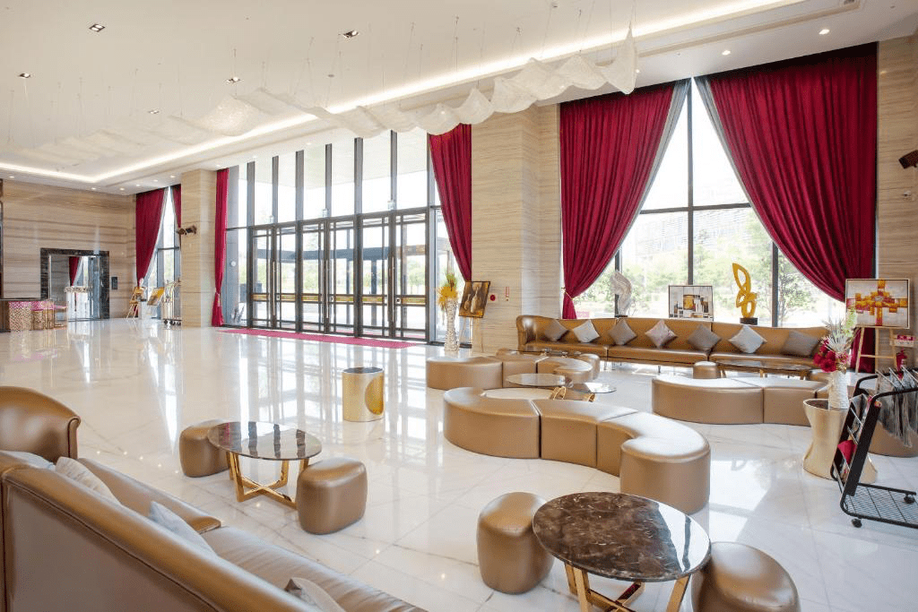 挑高大氣的接待大廳,提供旅客賓至如歸的尊榮感受。