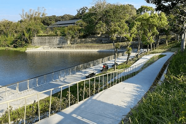 當夕陽落在新竹青草湖映月橋，我踩上SUP立槳慢慢划進湖心