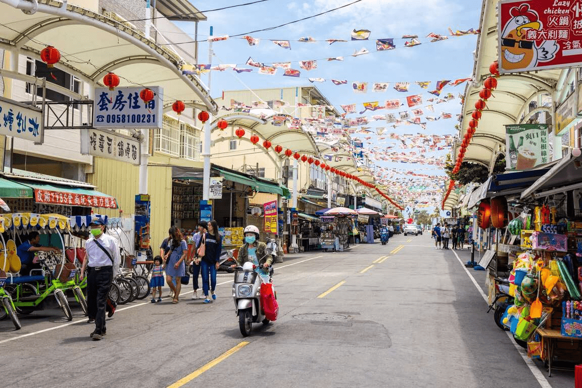 從高雄渡輪慢慢過海走進旗津景點，一路騎到星空隧道與彩虹教堂吹海風看夕陽