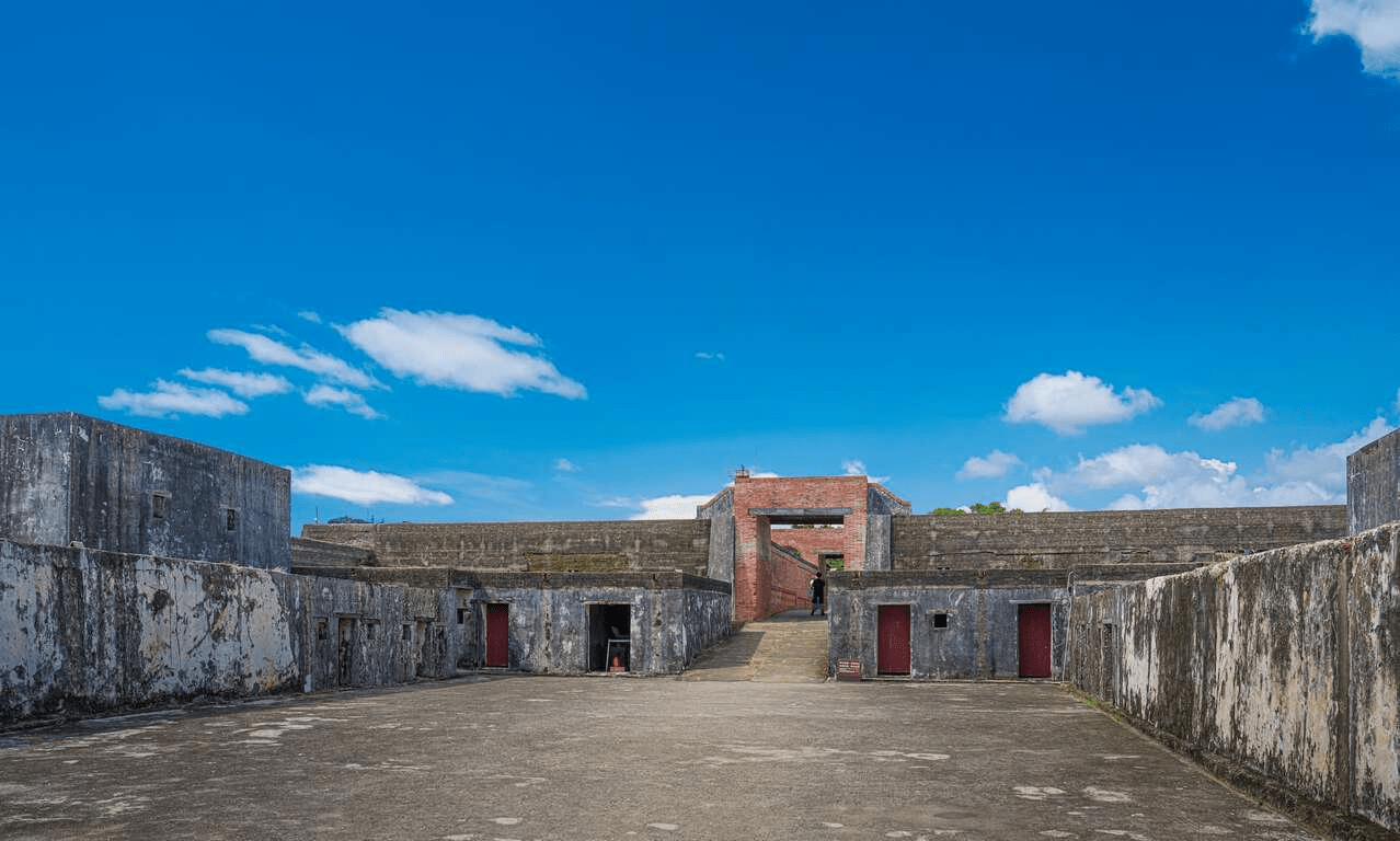 從高雄渡輪慢慢過海走進旗津景點，一路騎到星空隧道與彩虹教堂吹海風看夕陽