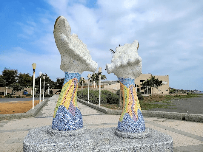 從高雄渡輪慢慢過海走進旗津景點，一路騎到星空隧道與彩虹教堂吹海風看夕陽