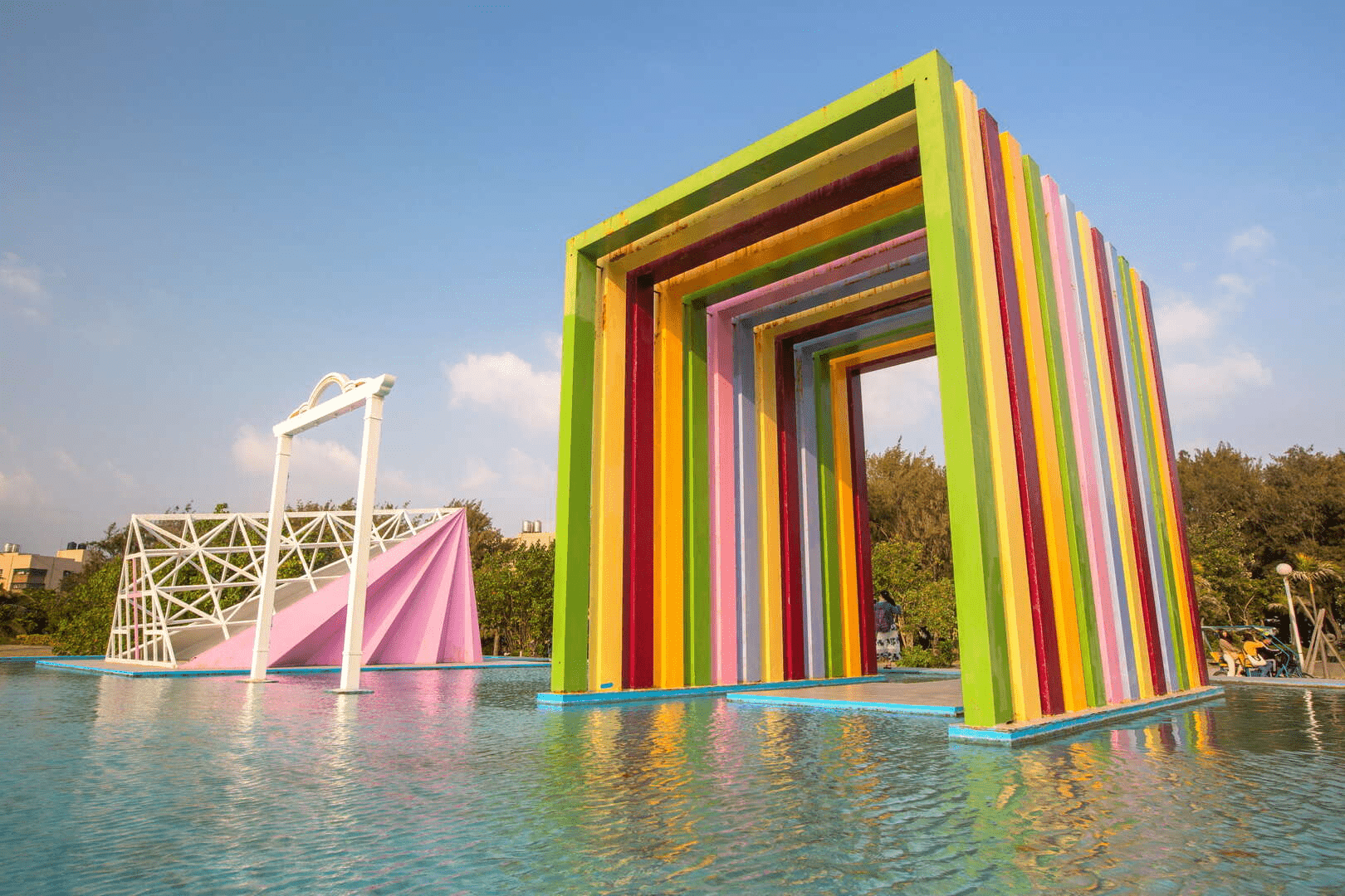 從高雄渡輪慢慢過海走進旗津景點，一路騎到星空隧道與彩虹教堂吹海風看夕陽