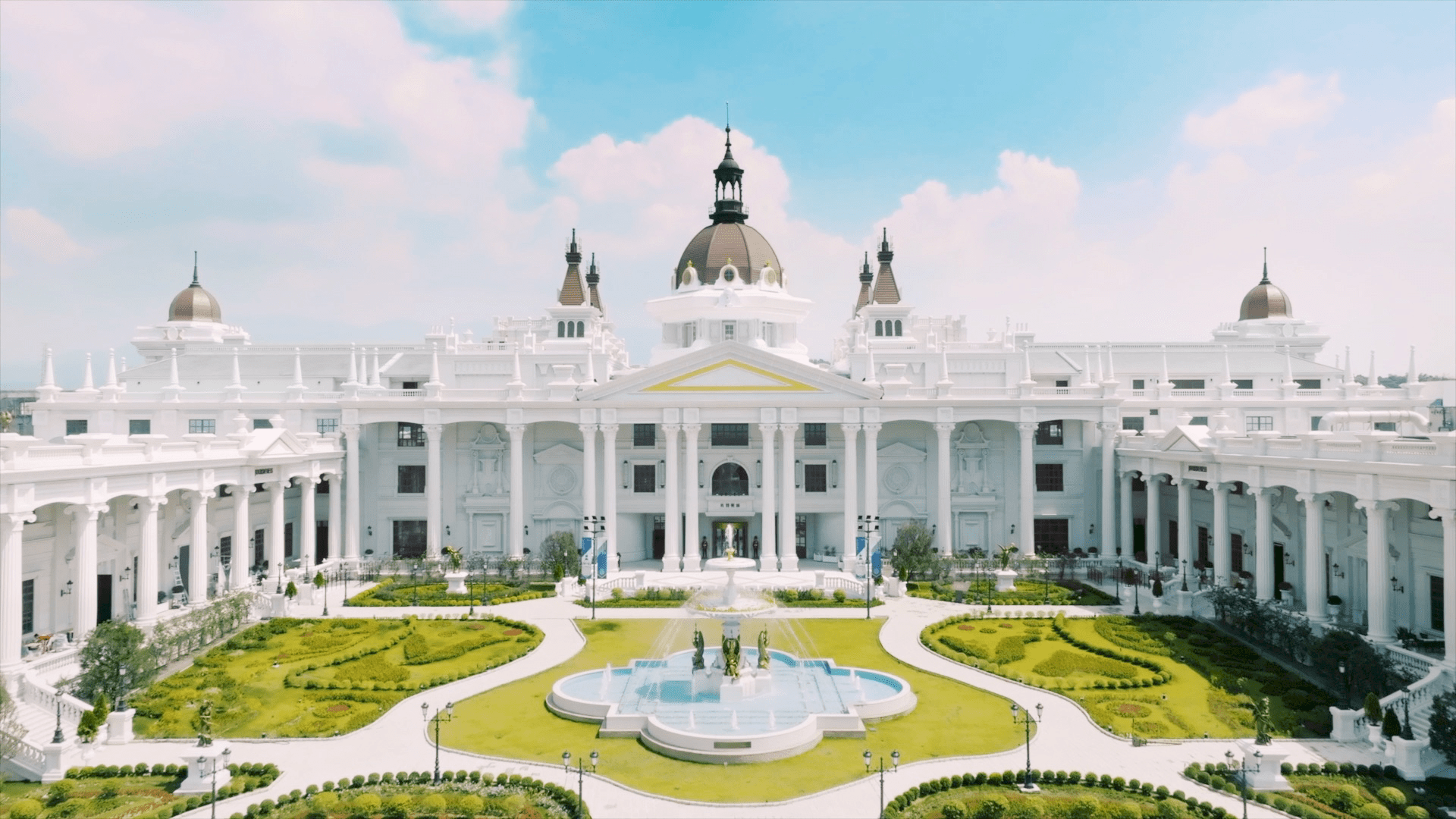 宏偉壯觀的佐登妮絲城堡,讓旅客彷彿一秒置身歐洲,是熱門的拍照打卡點。