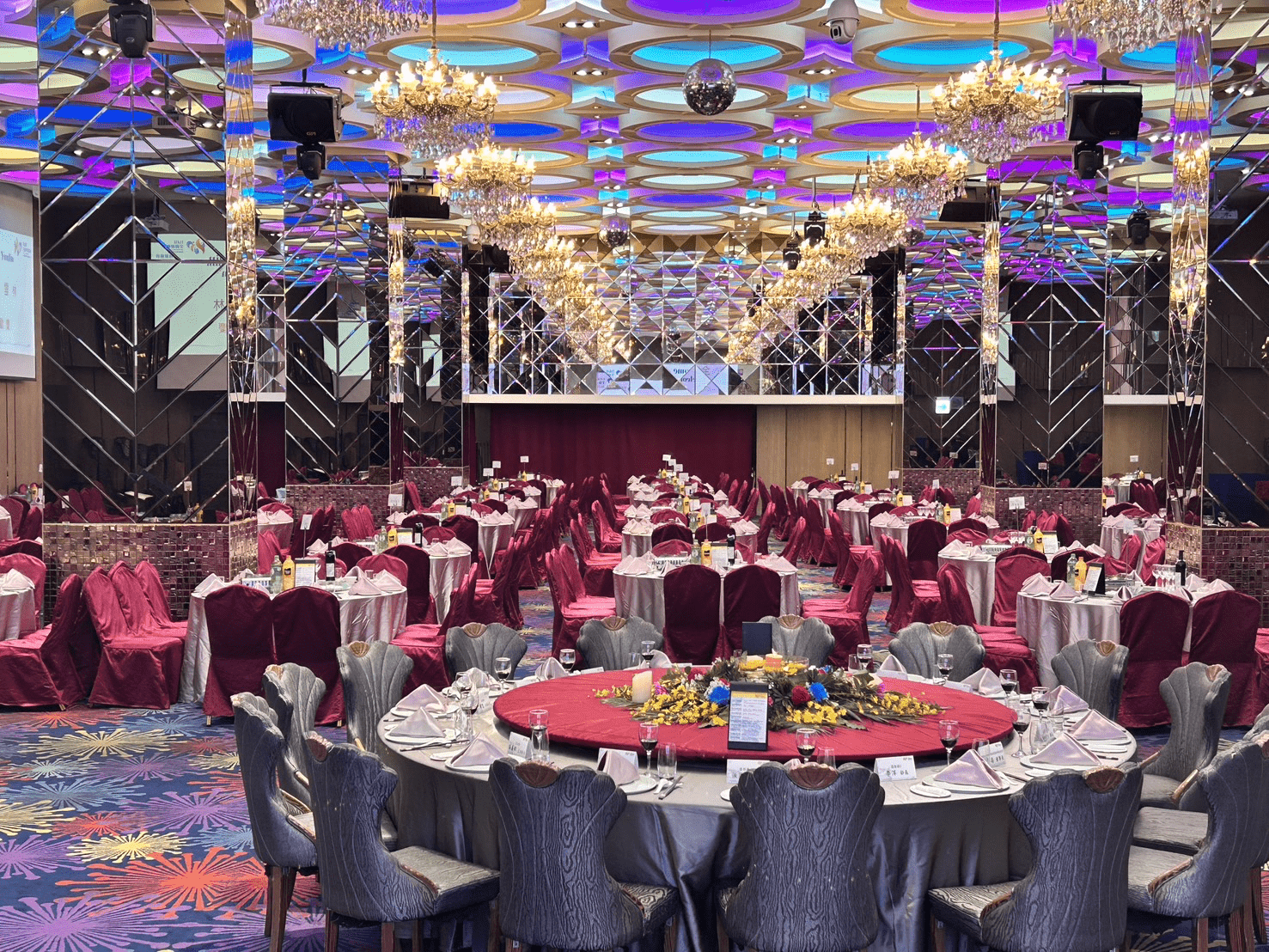 耕雲軒中餐廳提供精湛的港式點心與各式大廚推薦料理,是味蕾的極致享受。