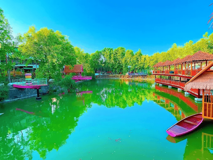 沿著雲林斗六近水樓台湖畔森林咖啡的湖邊散步，在水上屋與樹影間慢慢坐下