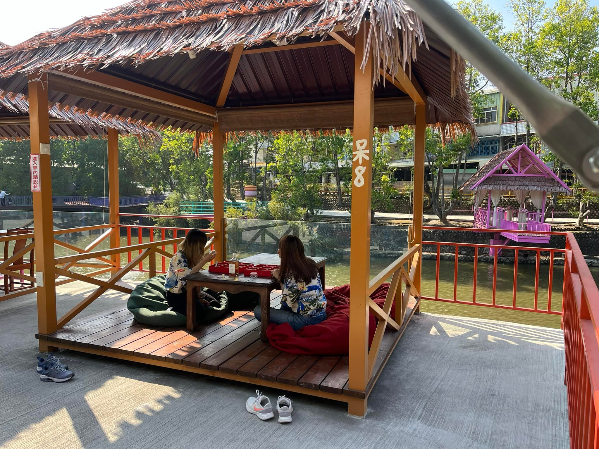 沿著雲林斗六近水樓台湖畔森林咖啡的湖邊散步，在水上屋與樹影間慢慢坐下