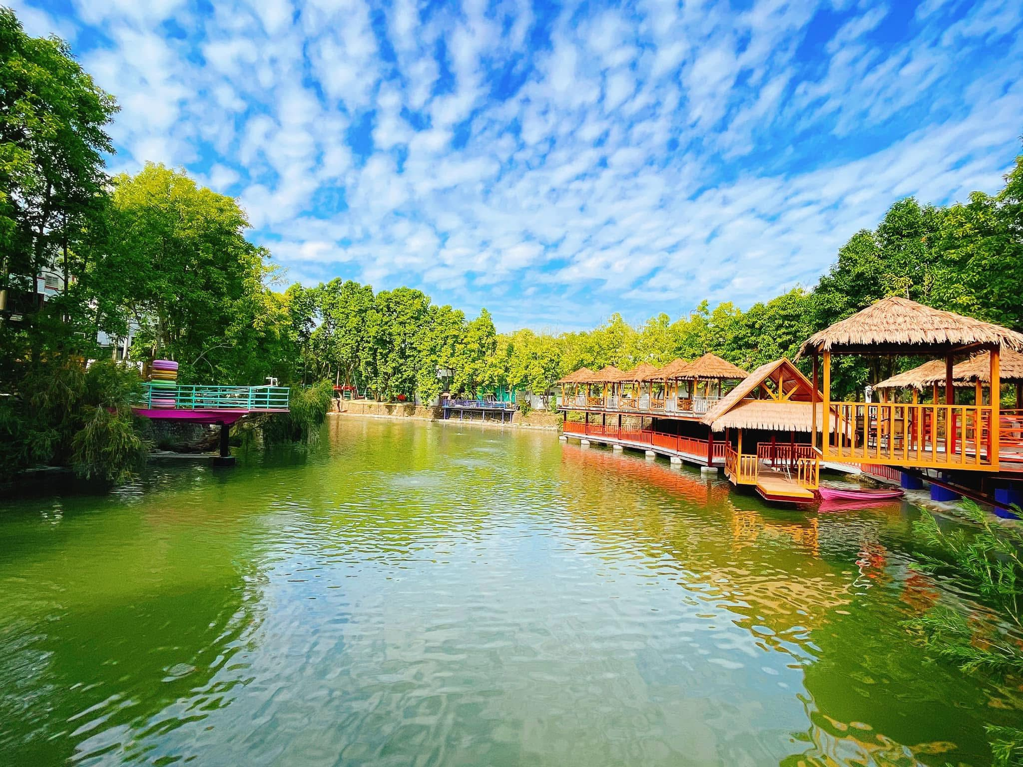 沿著雲林斗六近水樓台湖畔森林咖啡的湖邊散步，在水上屋與樹影間慢慢坐下