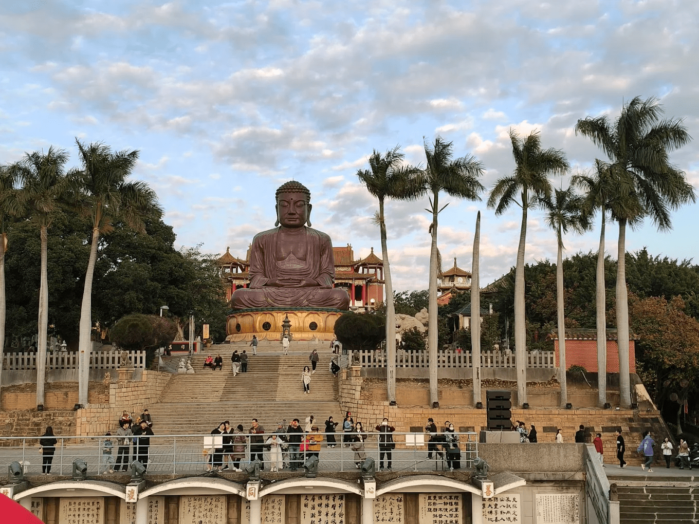 八卦山大佛前方的寬闊廣場與九龍池