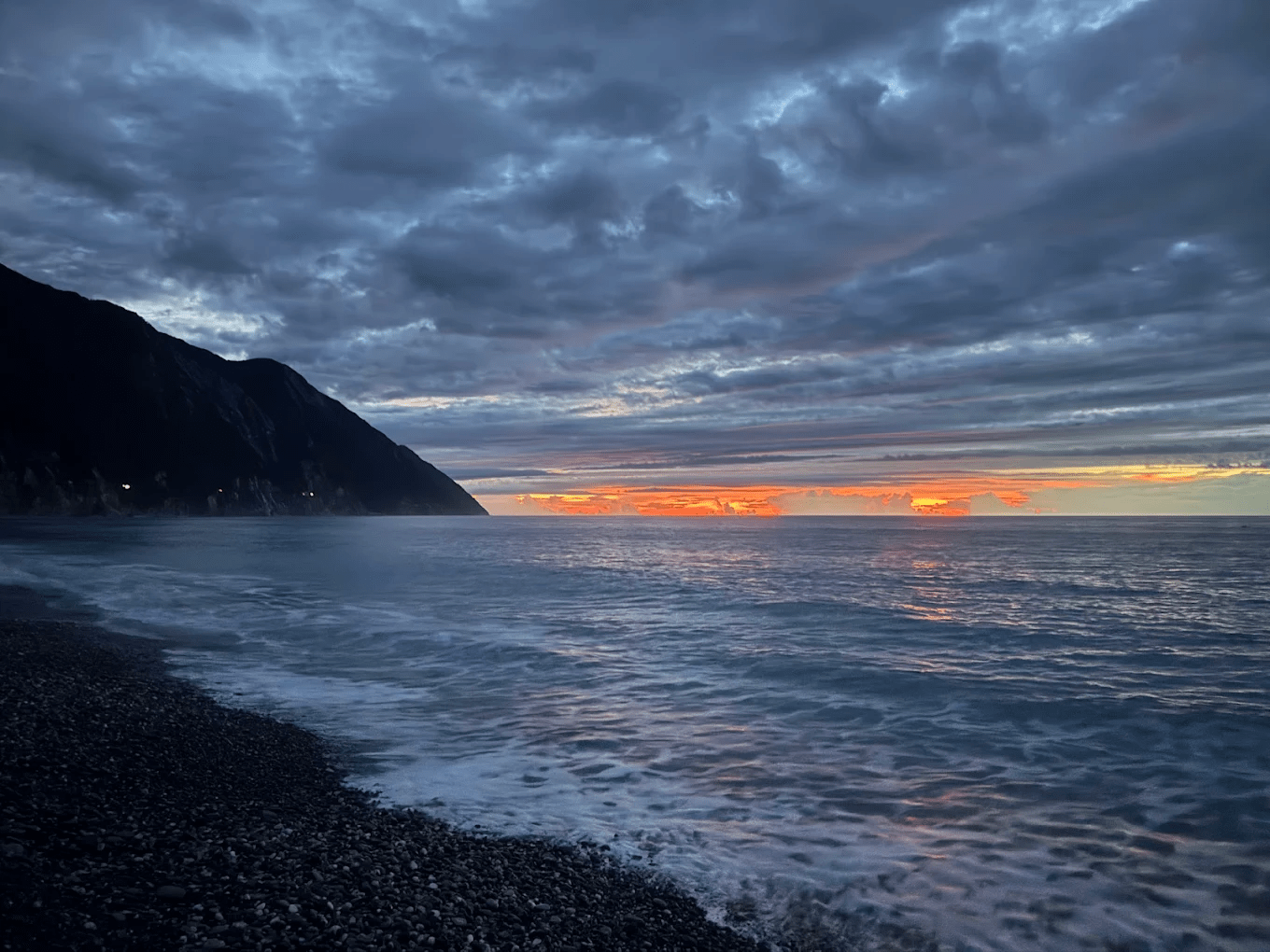 花蓮秘境海岸曝光！坂下海灘湛藍海景、太平洋浪潮與絕美礫石海岸一次看