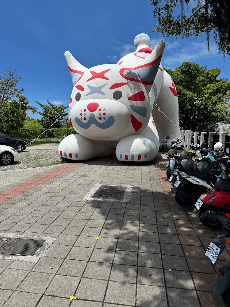 園區內充滿療癒氛圍的招財貓裝置藝術