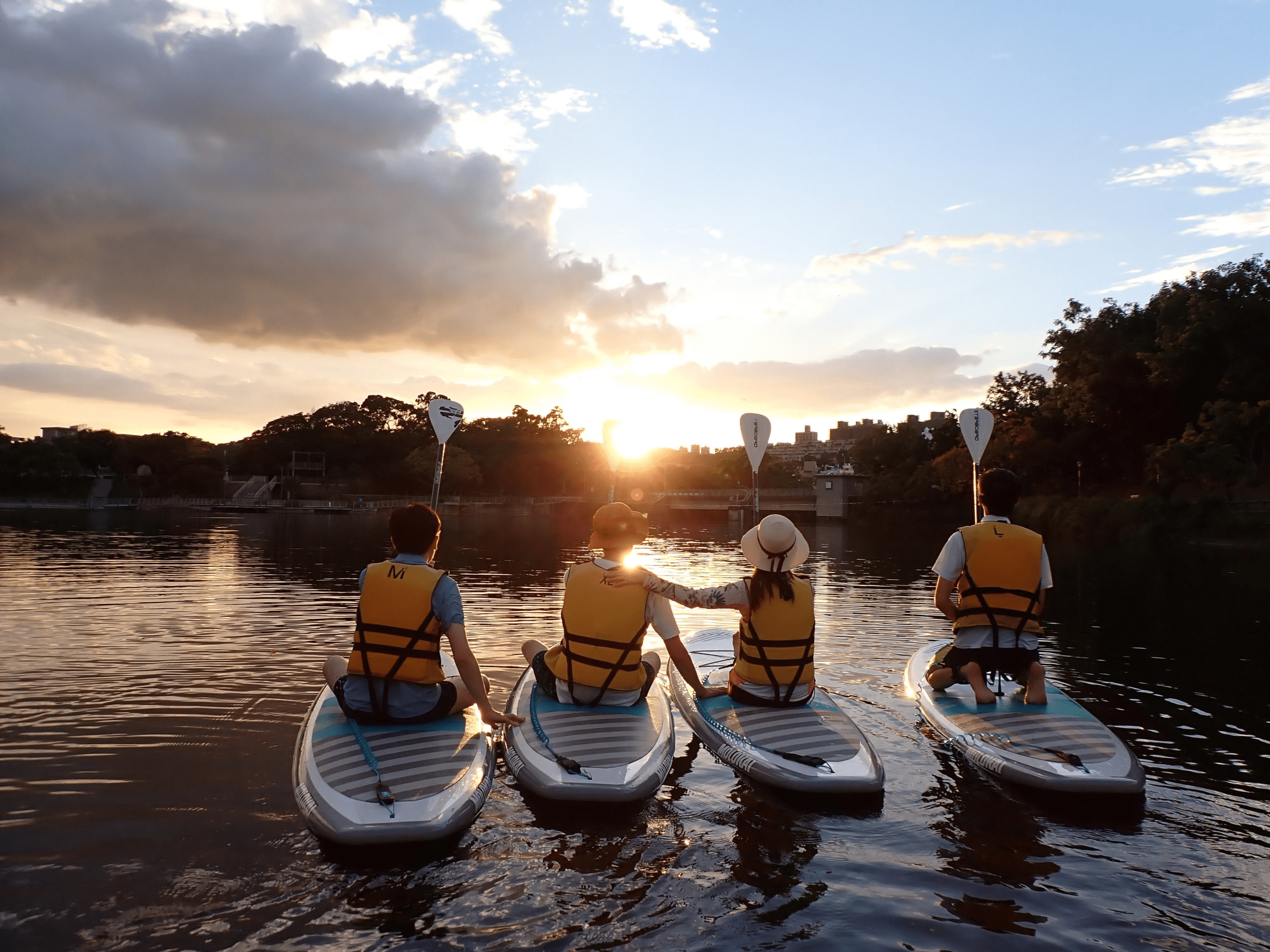 當夕陽落在新竹青草湖映月橋，我踩上SUP立槳慢慢划進湖心