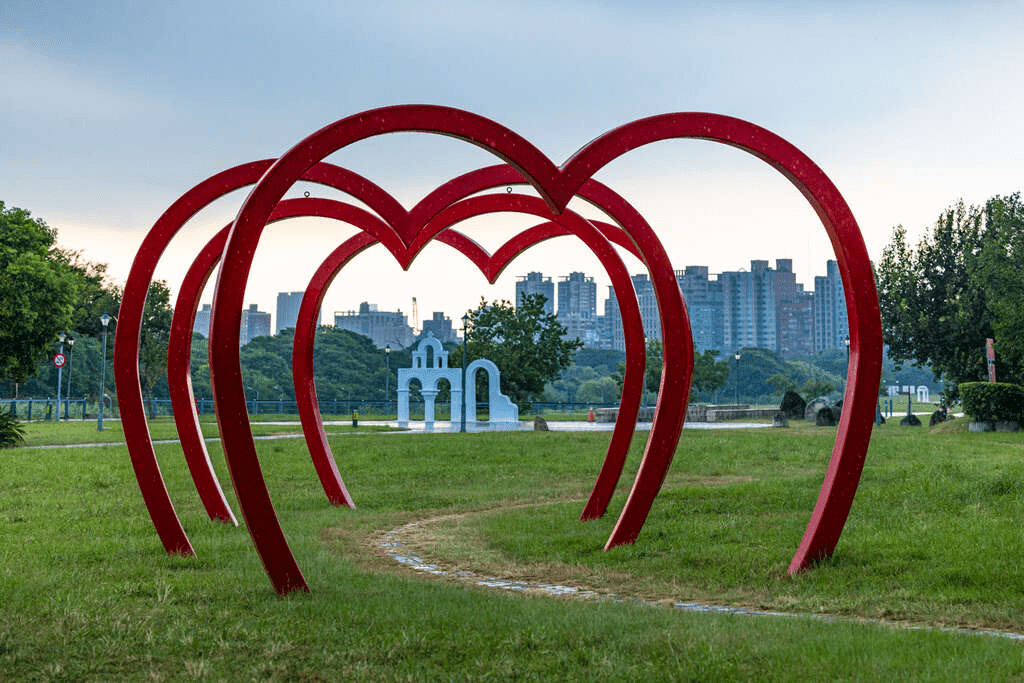 古亭河濱公園著名的紅色愛心拱門，是情侶約會與拍照的首選地標