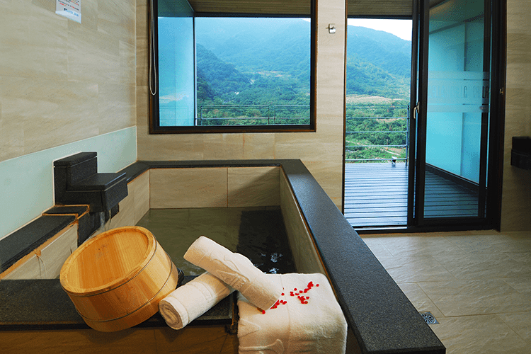 在陽明山找一間飯店住一晚，讓山景、溫泉與森林成為旅行最溫柔的風景