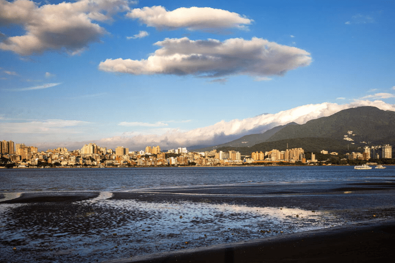 在八里河岸騎單車看夕陽，淡水河風景與老街讓週末旅行變得簡單而美好