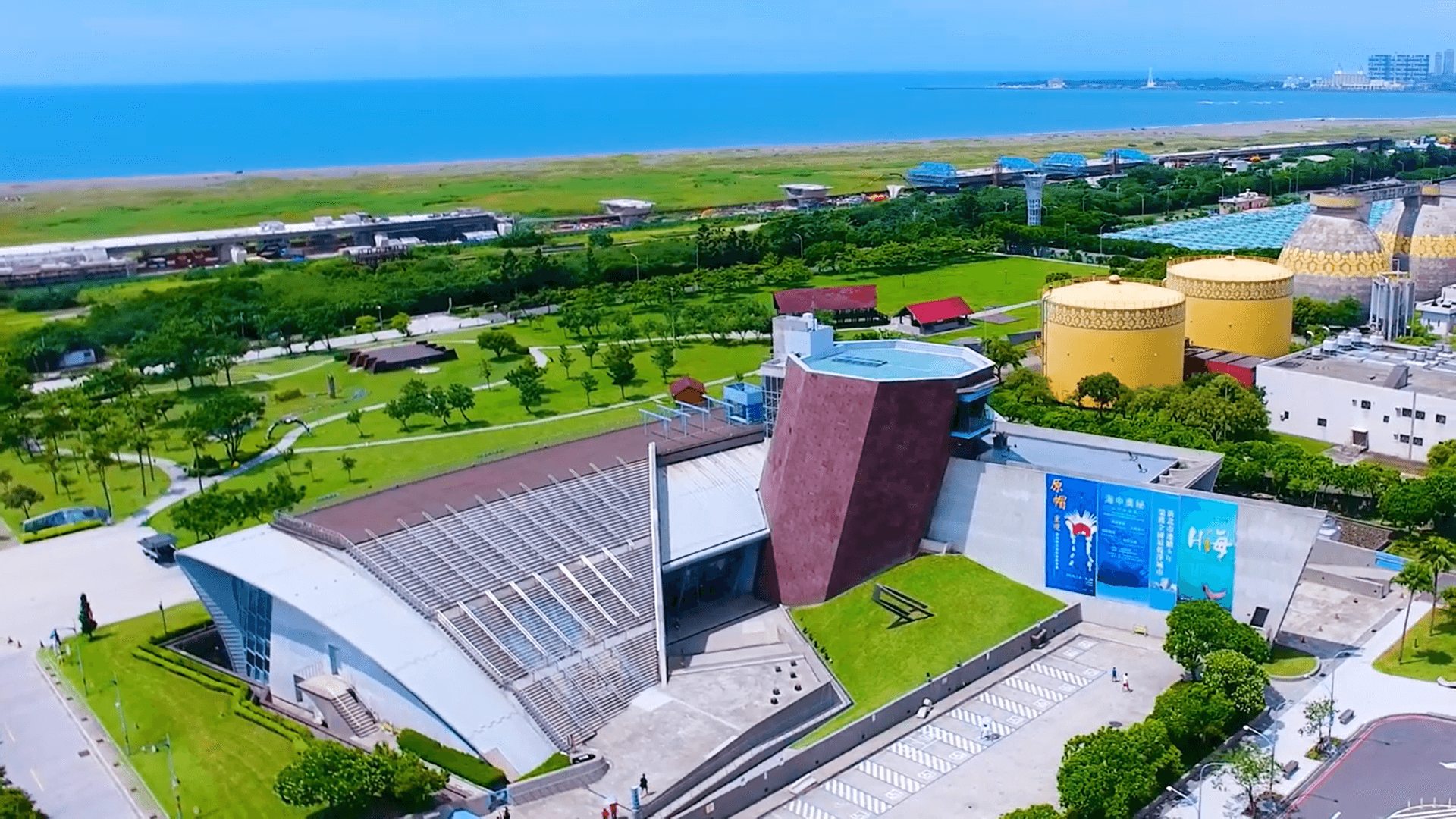 在八里河岸騎單車看夕陽，淡水河風景與老街讓週末旅行變得簡單而美好