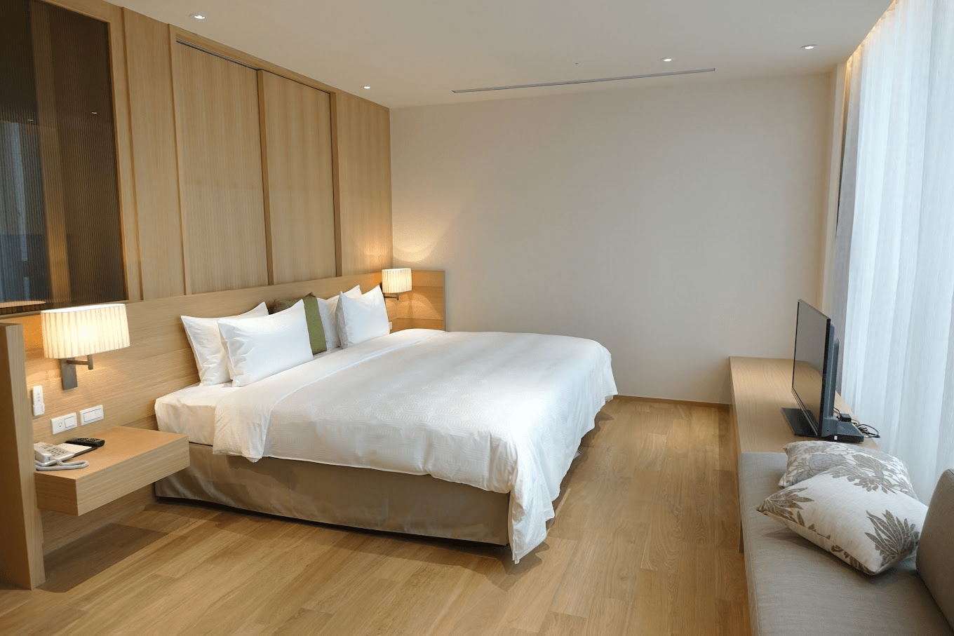 在嘉義慢慢旅行一晚，住進夜市旁的旅店，讓城市夜晚與美食陪伴著入睡