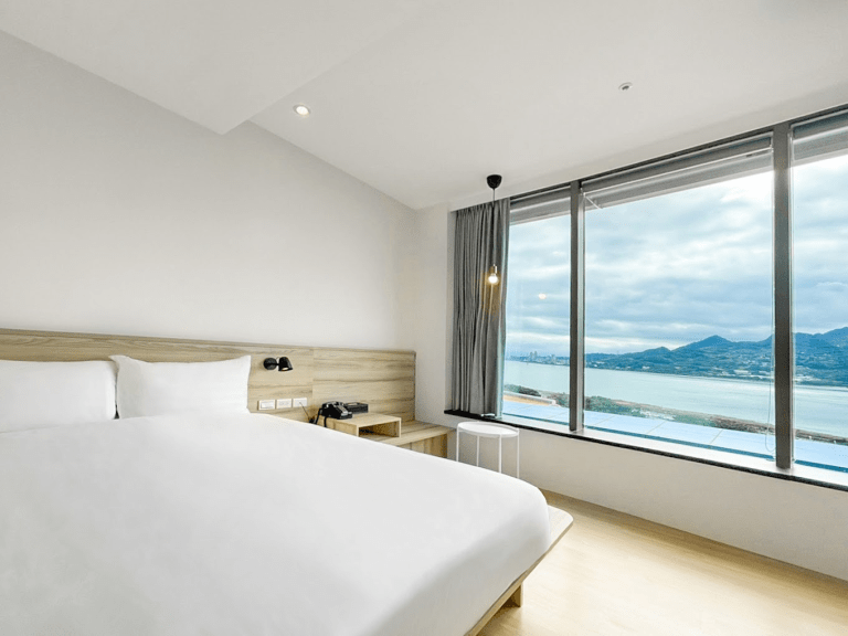 走進淡水老街的煙火氣，住一晚海景旅店，把北海岸的風與夕陽收藏起來