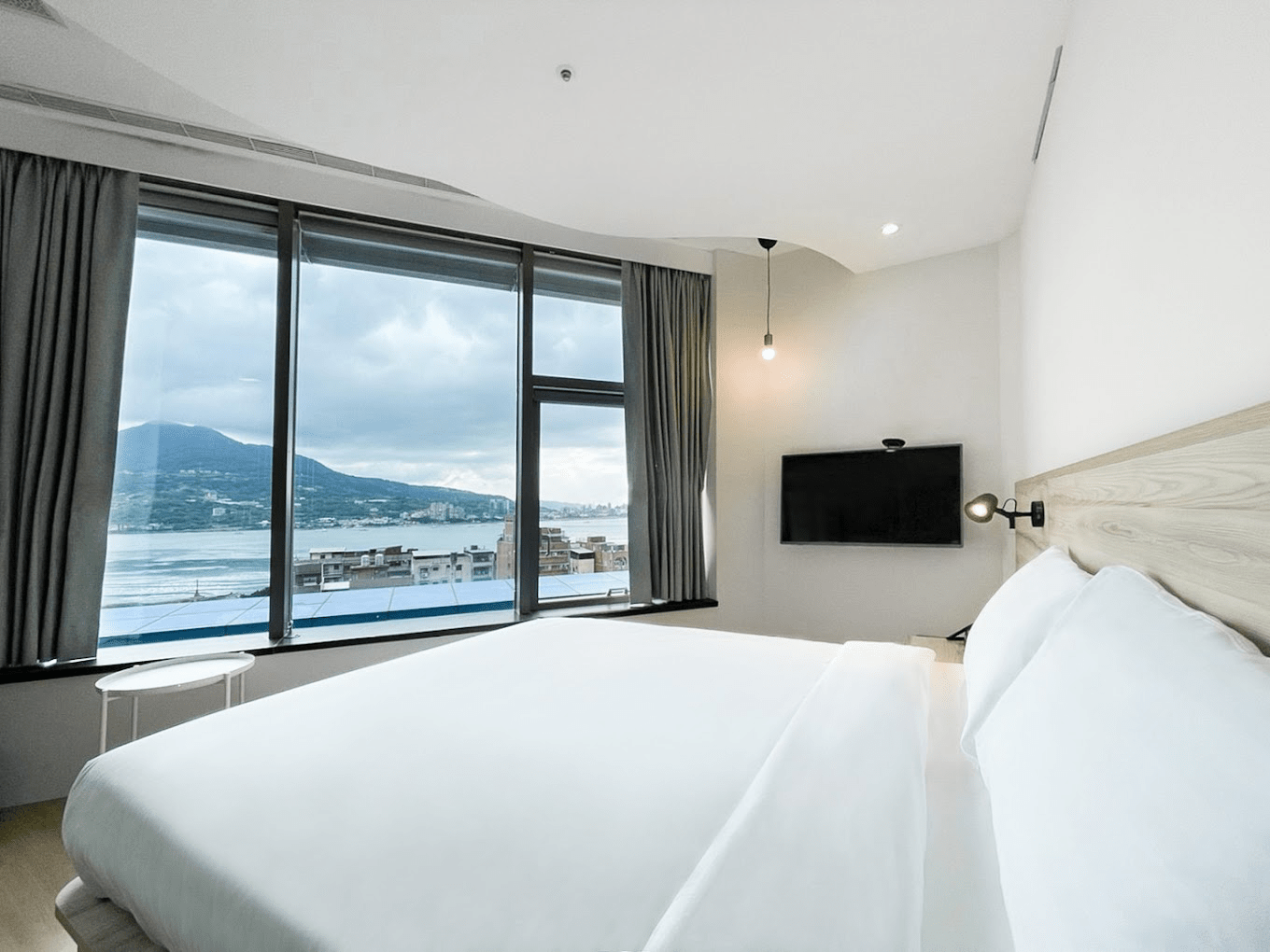 走進淡水老街的煙火氣，住一晚海景旅店，把北海岸的風與夕陽收藏起來