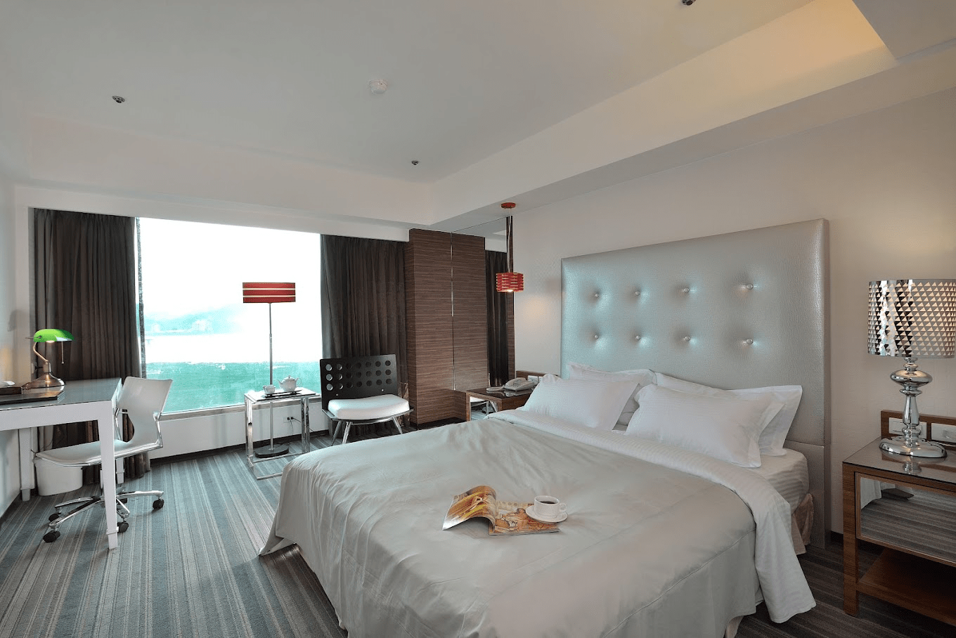 走進淡水老街的煙火氣，住一晚海景旅店，把北海岸的風與夕陽收藏起來