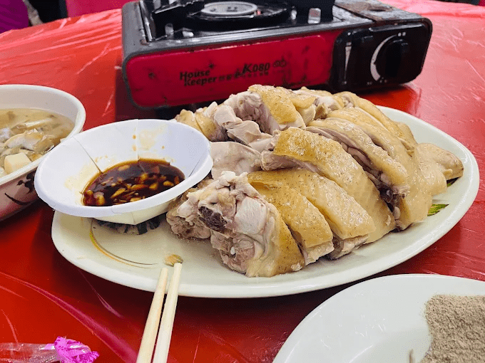 在竹子湖的山谷裡慢慢前行,陽明山的霧氣與海芋繡球花一起鋪展整個春夏