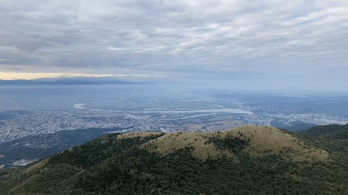 在陽明山大屯山迎風站著等夕陽落下，雲海悄悄把台北盆地整個托起來