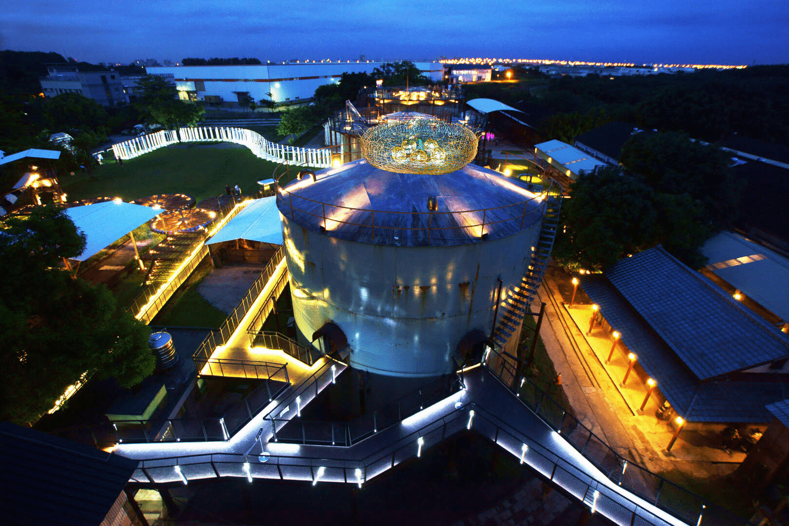 在台南仁德糖廠的午後邊走邊聽鼓聲吃冰，舊廠房裡藏著剛剛好的慢時光