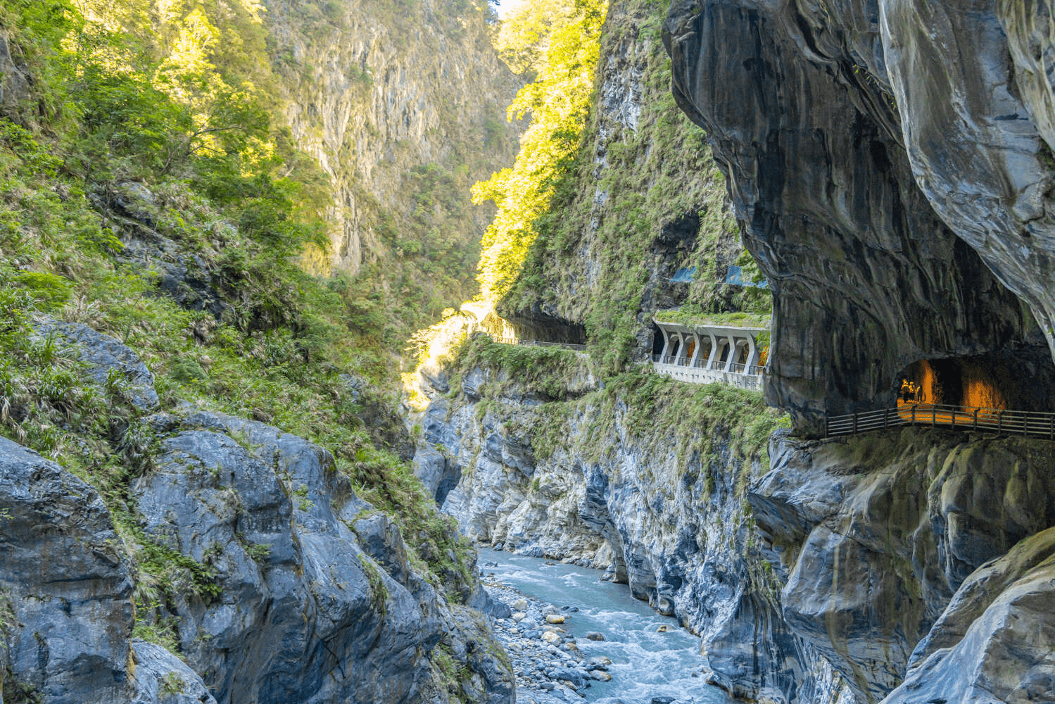 在立霧溪的水聲之間慢慢走進太魯閣，讓峽谷與岩壁替旅程留下深刻回聲
