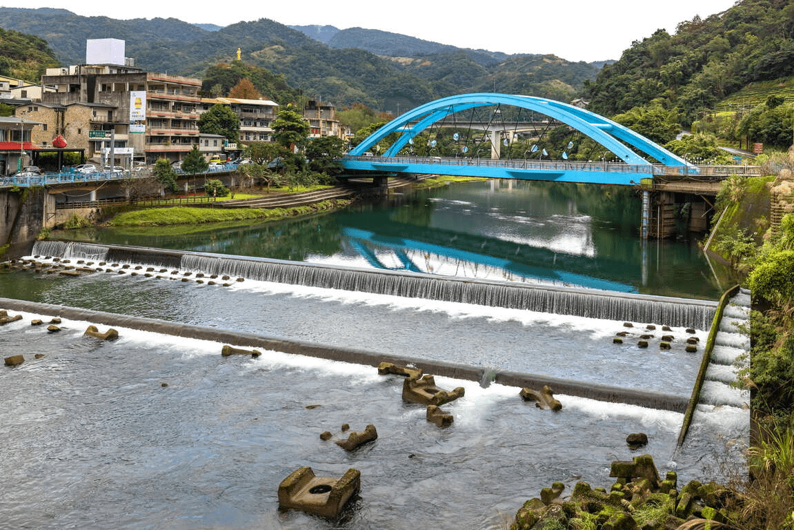 把一個午後留給新北坪林觀魚步道，沿著北勢溪走進清透水色與柔軟茶鄉