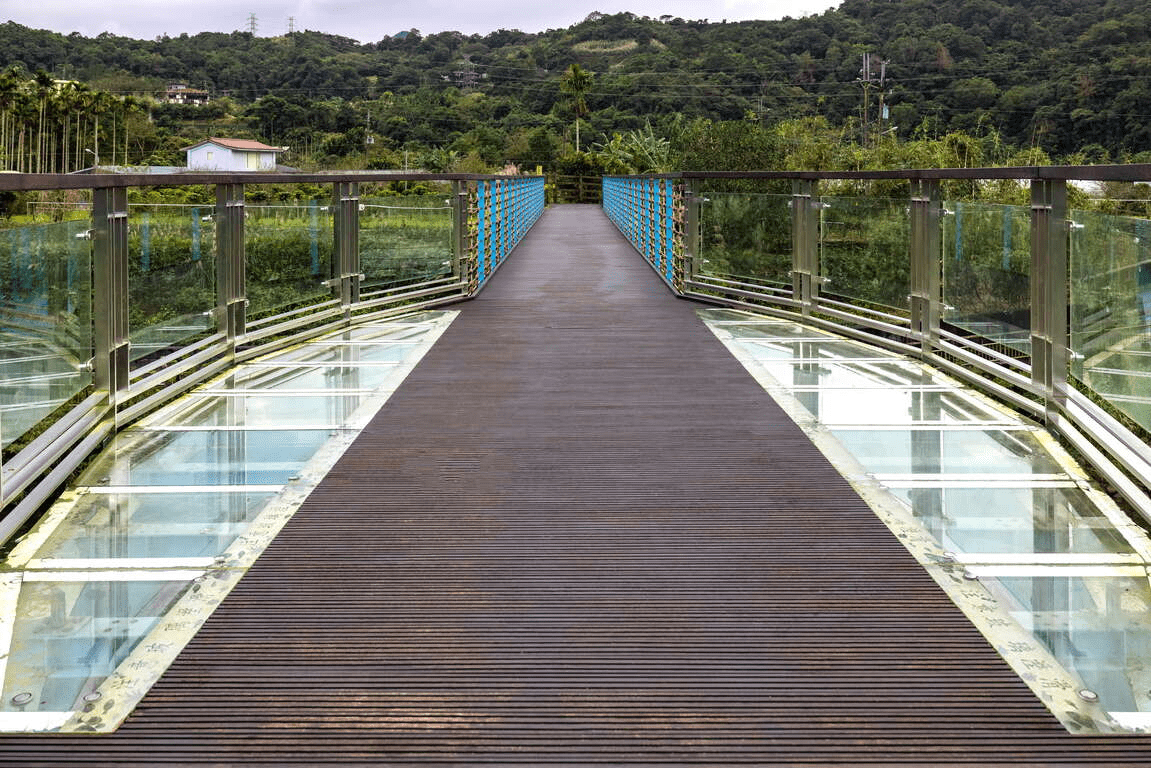 把一個午後留給新北坪林觀魚步道，沿著北勢溪走進清透水色與柔軟茶鄉