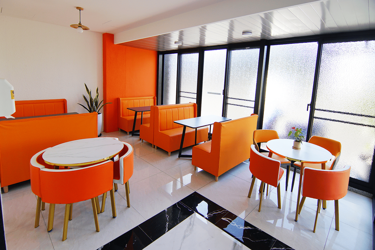 全館WiFi覆蓋，滿足臨時辦公與數據傳輸需求