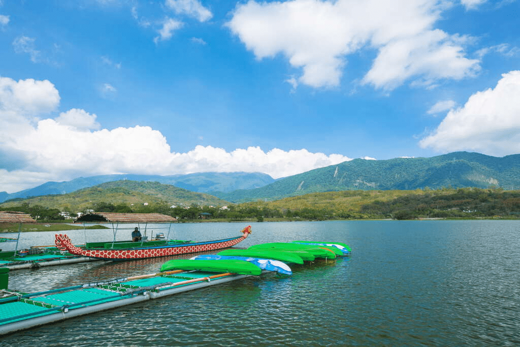 在台東池上大坡池沿著湖繞一圈，把稻田與水色收進一段剛好的節奏裡