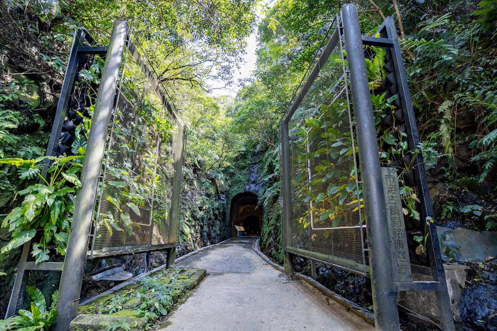 順著基隆鐵路隧道一路出發，從紅磚隧道到海岸鐵道，把時間慢慢交給風景