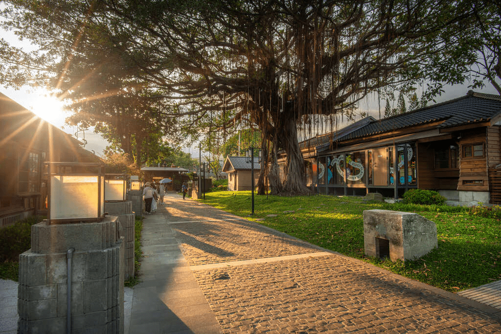 沿著花蓮吉安古蹟慢慢前行，從慶修院到煙草建築，在日治移民村的痕跡裡感受時間流動